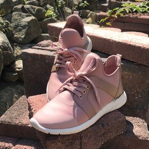 Women’s Fashion Sneakers